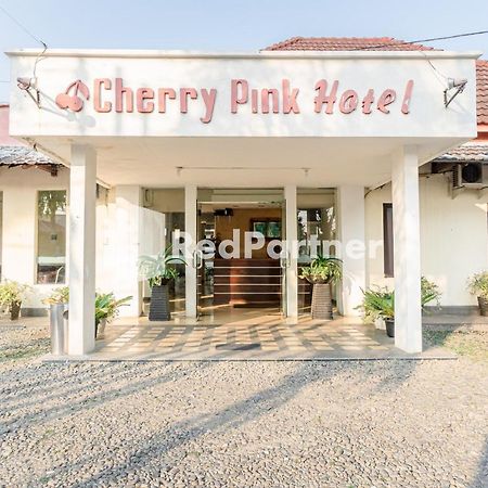 Cherry Pink Hotel Medan Mitra Reddoorz Exteriér fotografie