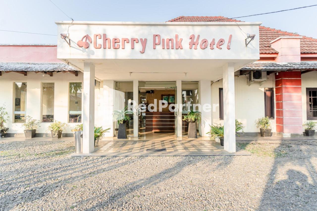 Cherry Pink Hotel Medan Mitra Reddoorz Exteriér fotografie