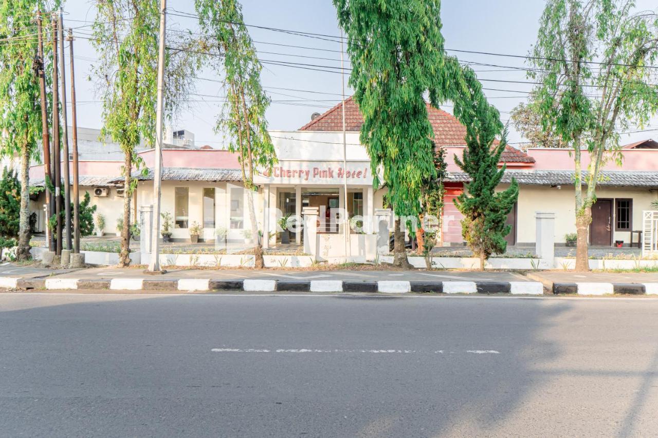 Cherry Pink Hotel Medan Mitra Reddoorz Exteriér fotografie
